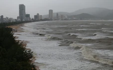 Quy Nhơn mưa như trút, gió giật mạnh, có cơn sóng cao đến 3m