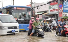Đường Văn Tiến Dũng ‘chìm’ trong triều cường, người dân chung tay căng bạt, đắp cát ngăn nước