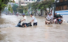 Triều cường ở Cần Thơ cao kỷ lục, nhiều tuyến đường cao ráo vẫn bị ngập