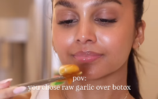 Hiệu quả hơn tiêm Botox, 'tỏi ngâm mật ong' có thể giúp da sáng mịn tự nhiên?