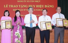 Phó bí thư Thành ủy TP.HCM Nguyễn Phước Lộc trao tặng Huy hiệu Đảng tại Đảng bộ xã Tân Nhựt