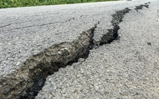 Đường dưới chân cao tốc La Sơn - Túy Loan xuất hiện vết nứt lớn