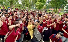 Tiết học ngoài trời sôi động của sinh viên Trường ĐH Nguyễn Tất Thành và ca sĩ Phạm Anh Khoa