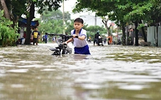 Triều cường vượt bờ chắn Thanh Đa, lút nửa xe ở Hiệp Phước