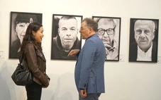 Trong những bức ảnh, bạn đang nhìn hay được nhìn?