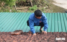 Không cầm được lòng khi thấy cảnh bà con ngồi trên mái nhà tránh bão lũ