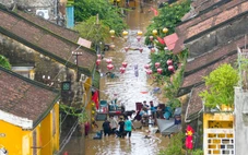 Phố cổ Hội An mở cửa trở lại sau gần 2 tuần dầm dề trong trận lụt lịch sử