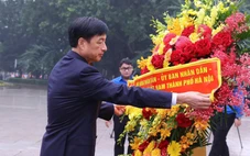 Bí thư Hà Nội Nguyễn Duy Ngọc dâng hoa tại tượng đài Lênin kỷ niệm Cách mạng Tháng 10 Nga