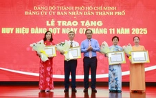 Chủ tịch Nguyễn Văn Được trao Huy hiệu Đảng cho đảng viên các sở ngành, trường đại học