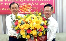 Phó bí thư Đặng Minh Thông trao Huy hiệu 50 năm tuổi Đảng cho ông Phạm Quang Khải