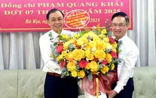 Phó bí thư Đặng Minh Thông trao Huy hiệu 50 năm tuổi Đảng cho ông Phạm Quang Khải