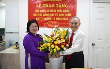 Bà Văn Thị Bạch Tuyết trao Huy hiệu 40 năm tuổi Đảng cho nguyên bí thư chi bộ Tổng Lãnh sự quán