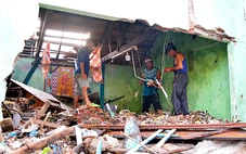 Giúp dân gượng dậy sau bão Kalmaegi