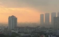 Sáng nay TP.HCM trời mù nhẹ, mát mẻ như đang giao mùa