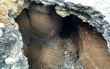 'Hố tử thần' sâu hơn 2m xuất hiện trên đường mới được trải nhựa