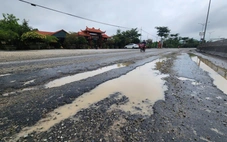 Quốc lộ 1 qua Huế chi chít ổ voi, ổ gà sau mưa lũ