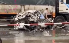 Hết hồn khi thấy tài xế chui ra từ xe con nát bét sau va chạm với xe tải và xe đầu kéo