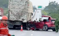 Tài xế xe 7 chỗ chết sau khi xe đâm vô xe tải đang dừng trên cao tốc