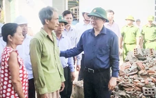 Phó thủ tướng Hồ Quốc Dũng trao kinh phí giúp người dân bị sập nhà trong bão Kalmaegi