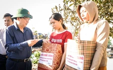 Phó thủ tướng Hồ Quốc Dũng trao kinh phí giúp người dân bị sập nhà trong bão Kalmaegi