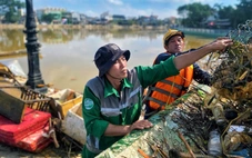 Hưởng ứng lời kêu gọi của chủ tịch TP Huế, người dân ra đường dọn rác sau mưa lũ