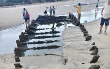 Người dân kéo đến xem tàu cổ nổi lên ở biển Hội An từ sáng sớm, lai lịch con tàu ra sao?