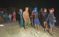 Đập tràn ở Ayun Pa bị lũ cuốn trôi một đoạn, giữa đêm bộ đội được huy động giải cứu người dân