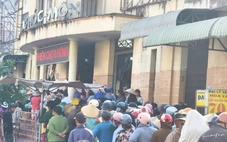 Phiên chợ 0 đồng trước chợ Hóc Môn: Trao tặng 1.300 phần quà