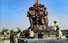 Hoàn thành trưng bày cụm tượng Tình đoàn kết hữu nghị Việt Nam - Lào