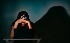 Nữ sinh tự tử vì bị lan truyền ảnh trộm vặt, Hàn Quốc bùng lên tranh luận về quyền riêng tư