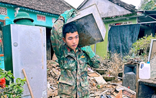 Bộ đội tìm được tiền, tài sản cho dân vùng rốn lũ