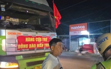 Dán băng rôn 'hàng cứu trợ đồng bào miền Trung' trên xe để chở gạo vượt quá tải trọng 76%