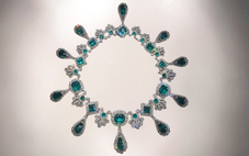 Có thật đồ trang sức bị trộm ở Bảo tàng Louvre được tìm thấy tại nhà một tỉ phú Ukraine?