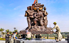 Hoàn thành trưng bày cụm tượng Tình đoàn kết hữu nghị Việt Nam - Lào