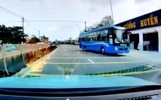 Xe khách đi ngược chiều bị người dân quay clip gửi đường dây nóng CSGT