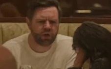 Lộ hình ảnh vợ chồng Phó tổng thống Mỹ 'lời qua tiếng lại' ngay tại nhà hàng?