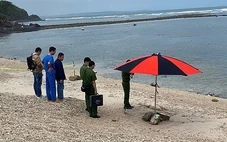 Đang đánh cá thì thấy thi thể nam giới phân hủy nặng trôi dạt vào bờ biển
