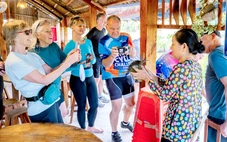 Du khách đến Việt Nam chi tiền ăn uống, tham quan nhưng mua sắm dè dặt, vì thiếu thứ hấp dẫn để mua