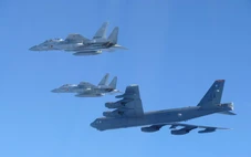 Mỹ điều pháo đài bay B-52 bay qua biển Nhật Bản sau cuộc tập trận Trung - Nga