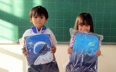 Những đứa trẻ nhường cặp mới cho bạn sau lũ