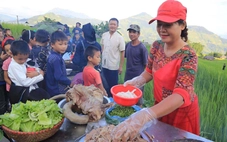 Bà bán phở Hai Thiền rộng lòng với phở