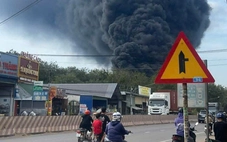 Khu chứa phế liệu ở phường Tây Nam, TP.HCM bốc cháy dữ dội