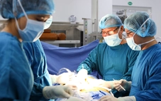 Nhiều người trẻ cũng phải thay khớp, đặc biệt là nam giới