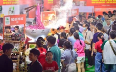 Buổi tối nhộn nhịp tại Ngày của Phở, người dân xếp hàng chờ đến lượt, có tiệm phục vụ cả ngàn tô