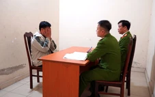 Đẩy đại úy cảnh sát vào đầu xe tải, người đàn ông nghẹn ngào nói 'việc làm của tôi quá sai lầm'