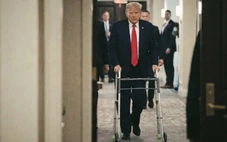 Thực hư ảnh ông Trump dùng khung tập đi hỗ trợ di chuyển?