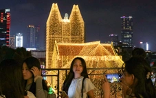 Trang trí Noel lên đèn, giới trẻ TP.HCM lên đồ