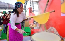 Xay ngô tại chỗ làm bánh phở, vui và đã quá đồng bào ơi