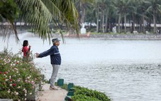 Người dân thủ đô ra ngoài 'hít hà' sau chuỗi ngày ô nhiễm cảnh báo tím