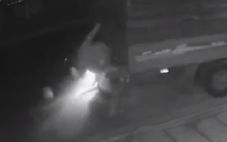 Gia Lai: Xe máy tông xe tải đang đậu ven đường, 3 người chết